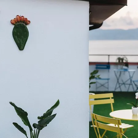 Fuori Squadro - In Centro Con Terrazza Relax Vista Mare Panzió 3*