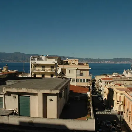 Fuori Squadro - In Centro Con Terrazza Relax Vista Mare Panzió