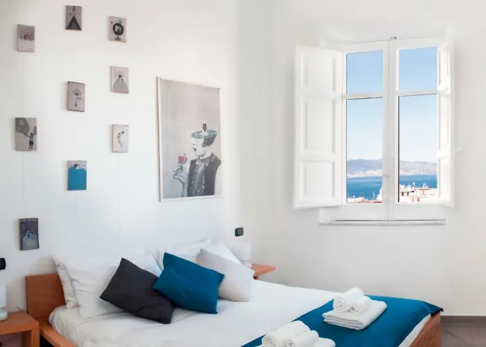 Fuori Squadro - In Centro Citta - Terrazza Relax Vista Mare Bed and breakfast 3*